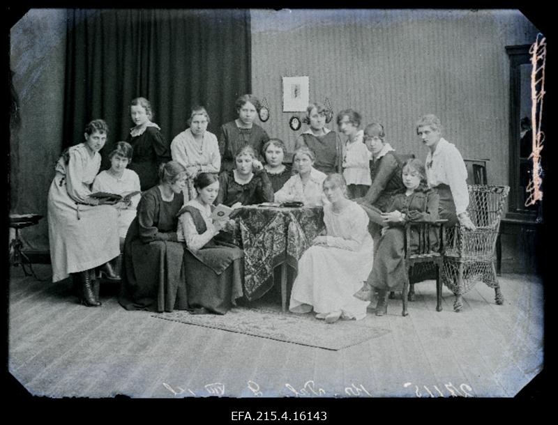 Grupp naisi, (foto tellija Kõpmann).