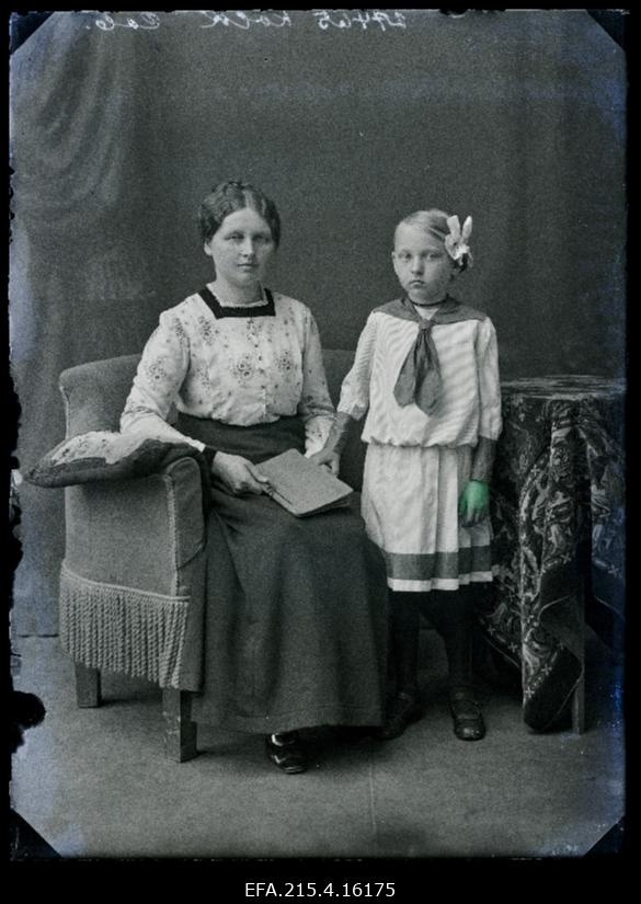 Marie Kolk tüdrukuga.