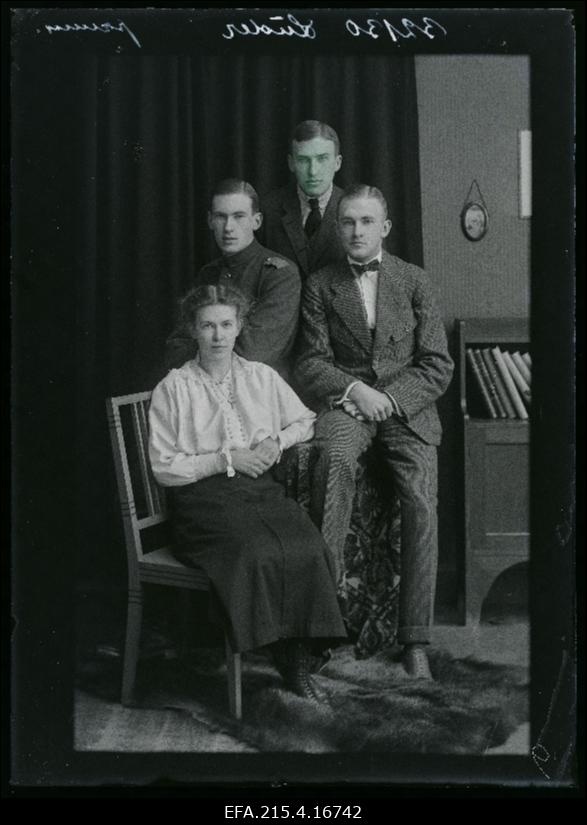 Grupp inimesi, (foto tellija Lüder).