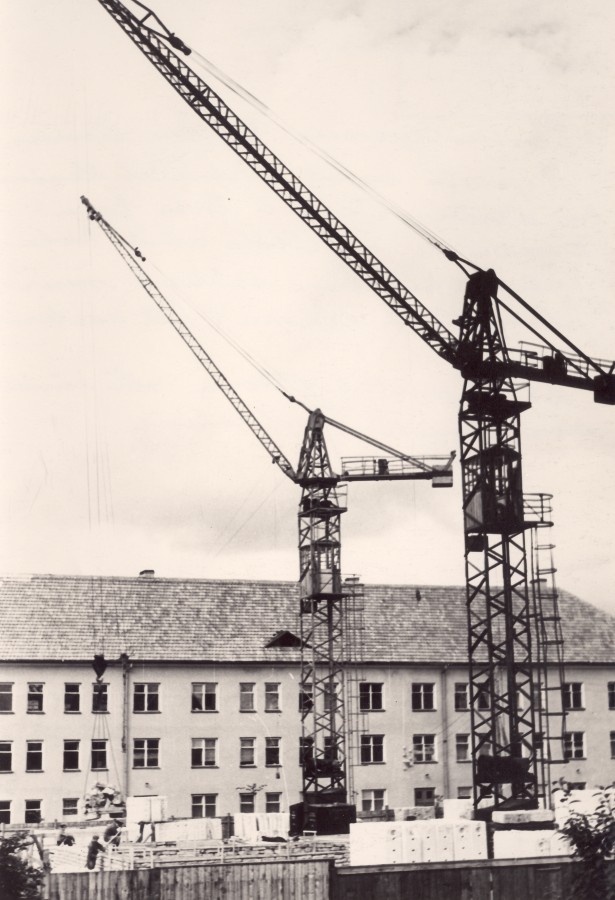 Tornkraanad Valga Lenini tänava ehitusobjektil