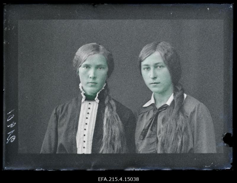 Kaks neiut, (foto tellija Takk).