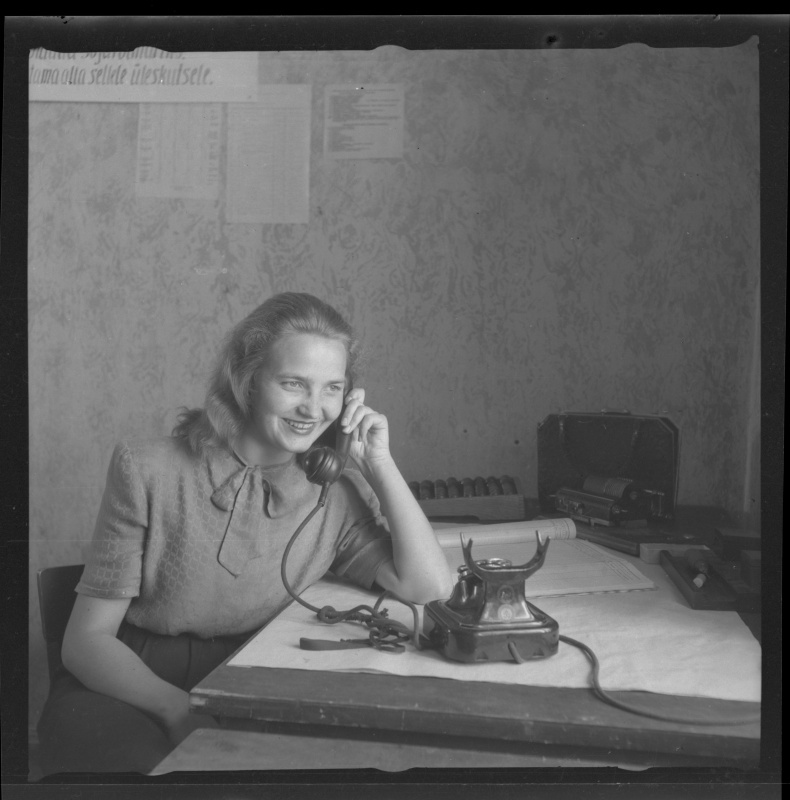 Naine telefoniga rääkimas