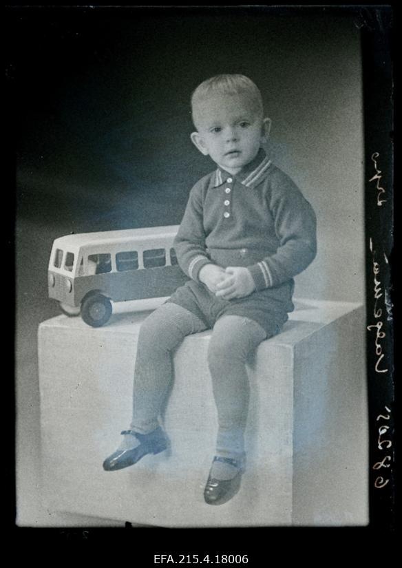 Viljandi muusikaõpetaja tšellisti Parfeni Valgemäe poeg [Tiit] mängubussiga.