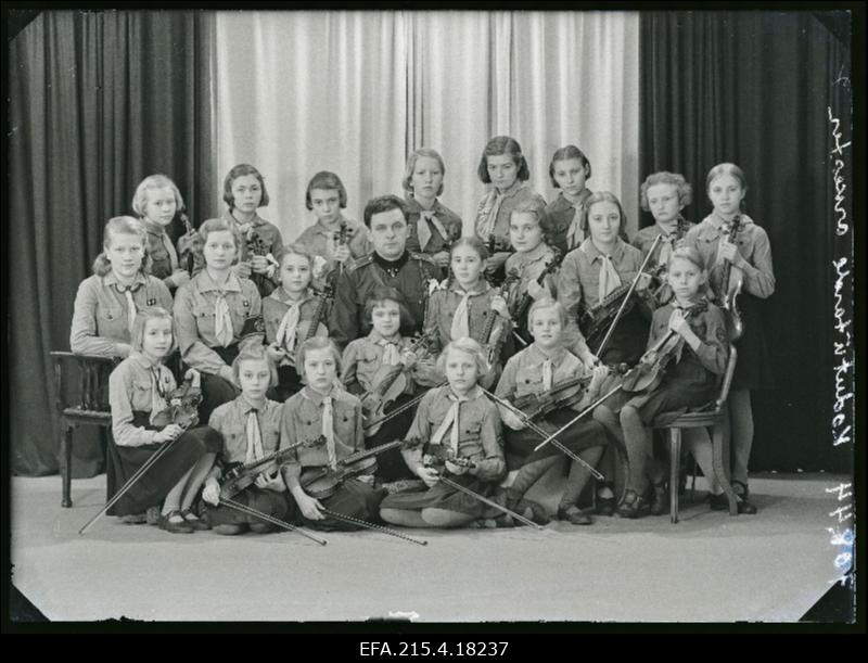 Viljandi kodutütarde viiuliorkester ja orkestrijuht Aleksander Jonasse (Joonase).