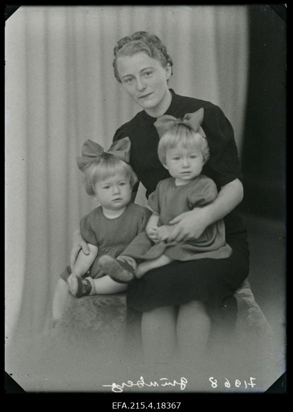 Grünberg tütardega.