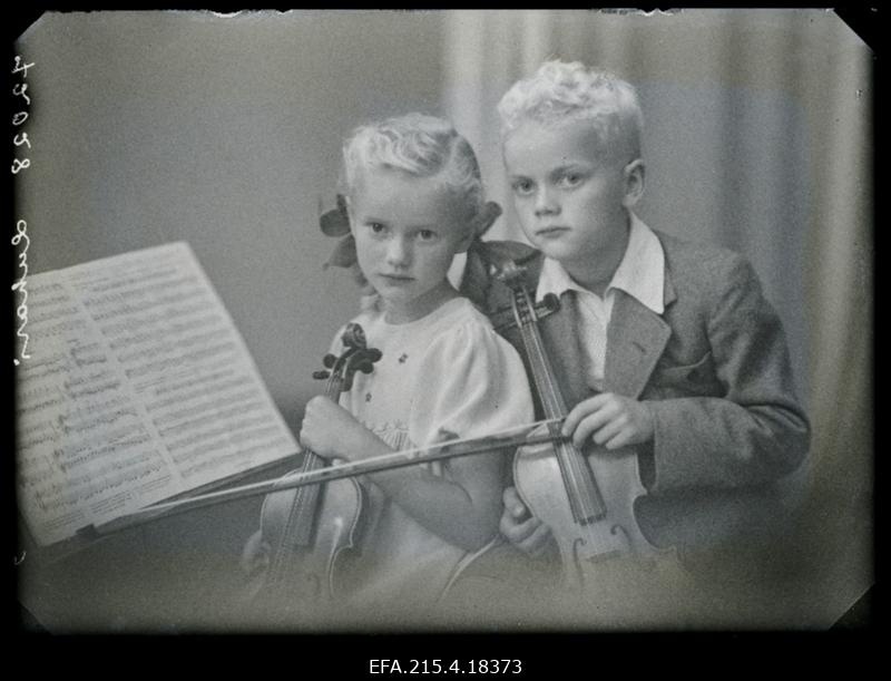 Poiss ja tüdruk viiuliga, (foto tellija Luhari).