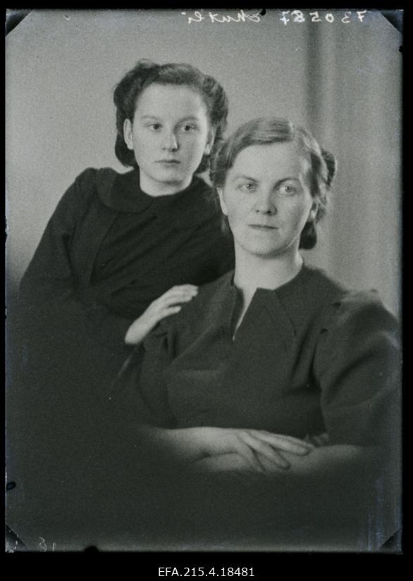 Kaks naist, (foto tellija Mutli).