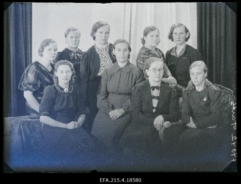 Grupp naisi, (foto tellija Parts).