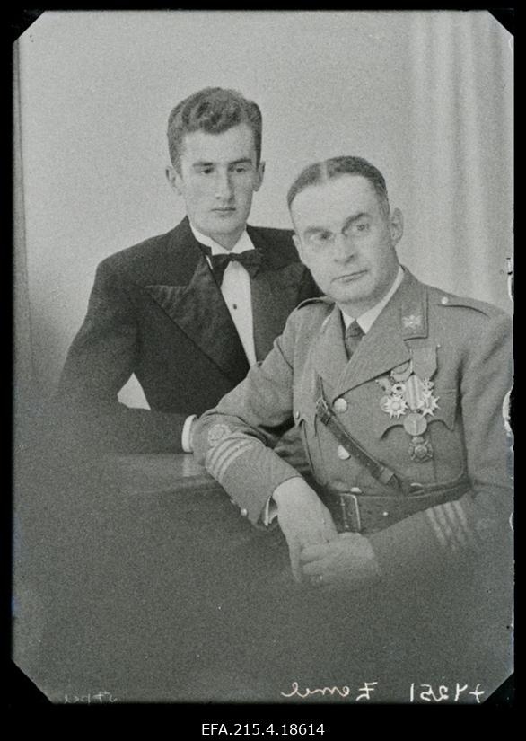 Kaks meest, paremal sõjaväelane Aleksander Zemel (Semel).