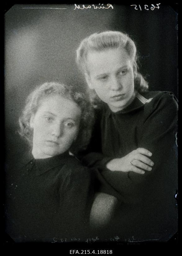 Kaks naist, (foto tellija Riivald).