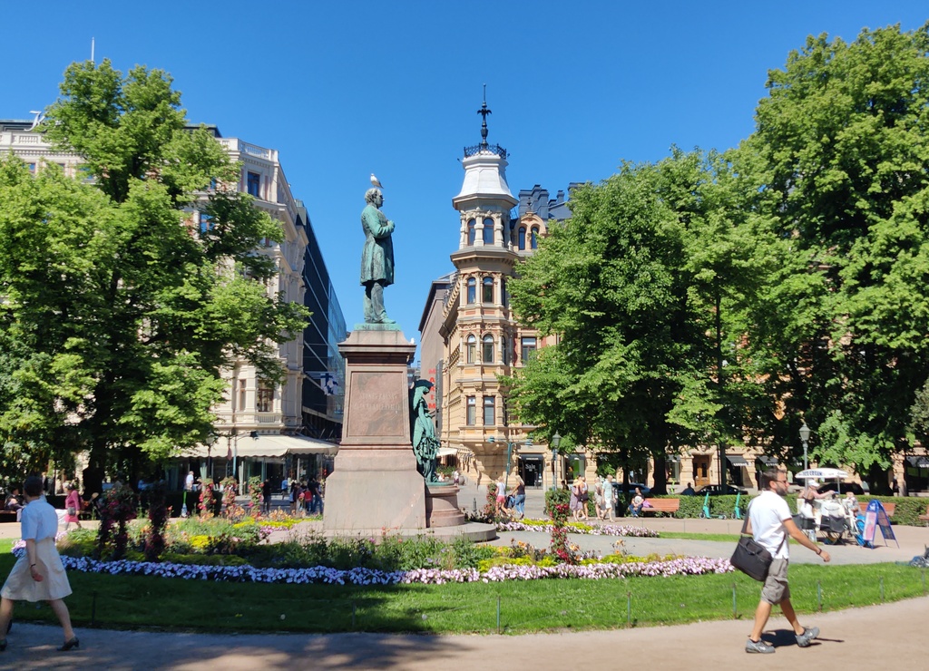 Juhlakoristelua Runebergin esplanadilla ja Pohjoisesplanadi 29:ssä ja 25-27:ssä Keisari Nikolai II:n kruunajaisten johdosta. Keskellä J. L. Runebergin muistopatsas. rephoto