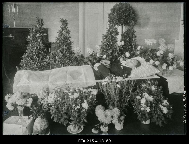 Valter Oja (surn 01.10.1938)  põrm kirstus.