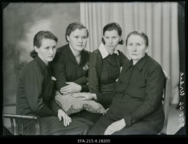 Grupp naisi, (foto tellija Jakobson Tõrvast).