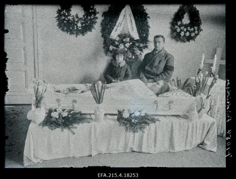 Leinaja Alma Friedrichsoni puusärgi juures.