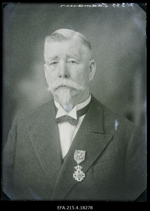 Viljandi Linavabriku direktor Magnus Laaman Eesti Punase Risti IV klassi teenetemärgiga.