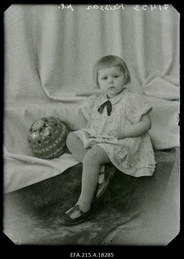 Tüdruk palliga, (foto tellija Reissaar).