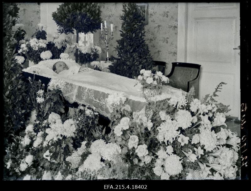 Viljandi Eesti Haridusseltsi liikme Alide Cecilie Metsa (Mets, sünd Liebus, surn 26.09.1939) põrm kirstus.