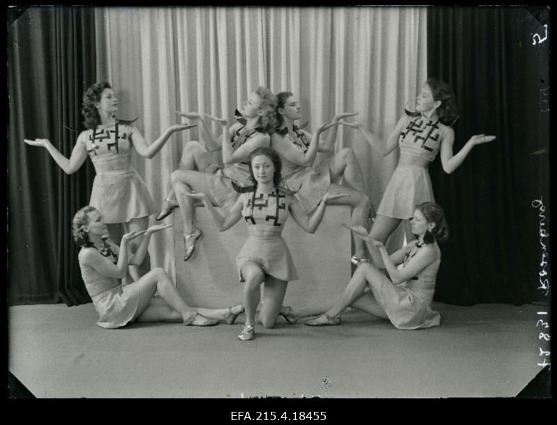 Viljandi koolide võimlemisõpetaja Frieda Rosenbergi tütarlaste tantsurühm.