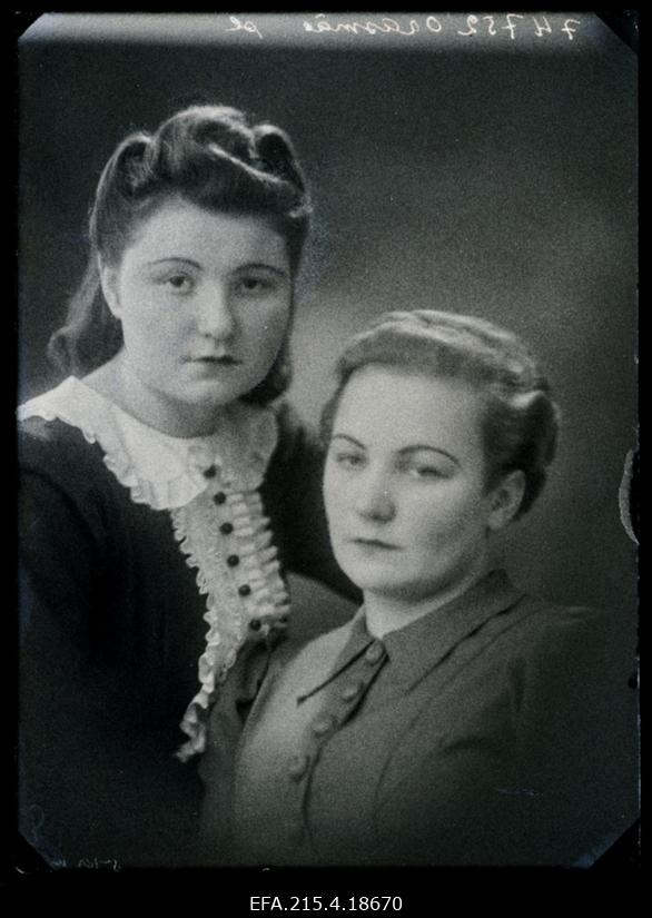 Kaks naist, (foto tellija Orasmäe).