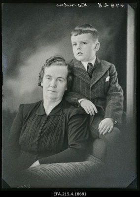 Pauline Volter (Voltri) ja tütrepoeg Hugo Aleksander Kondas.  similar photo