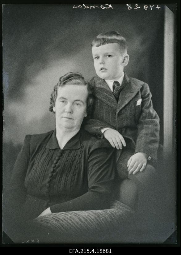 Pauline Volter (Voltri) ja tütrepoeg Hugo Aleksander Kondas.