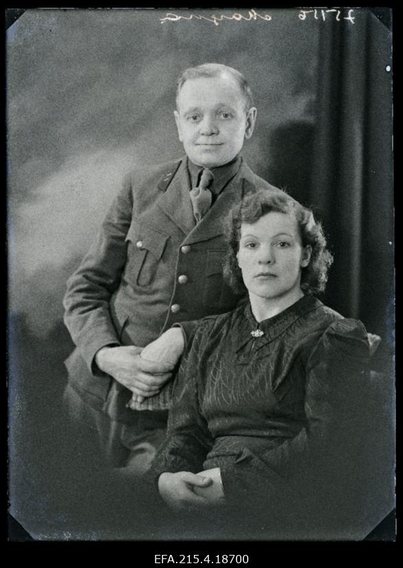 Mees naisega, (foto tellija Margna).