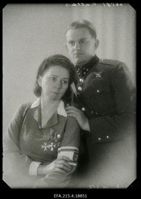 Naiskodukaitse vormis kooliõpetaja Ella Kallas (neiuna Lillak) ja abikaasa Peeter Johannes Kallas.  duplicate photo