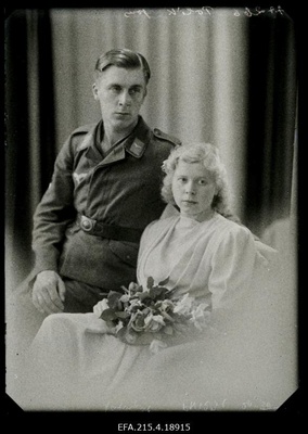 Noorpaar, sõjaväelendur Uno Erlefried Polikarpus abikaasaga.  similar photo