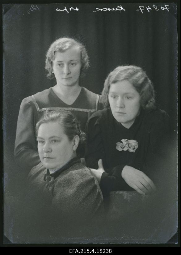 Grupp naisi, (foto tellija Kukk).