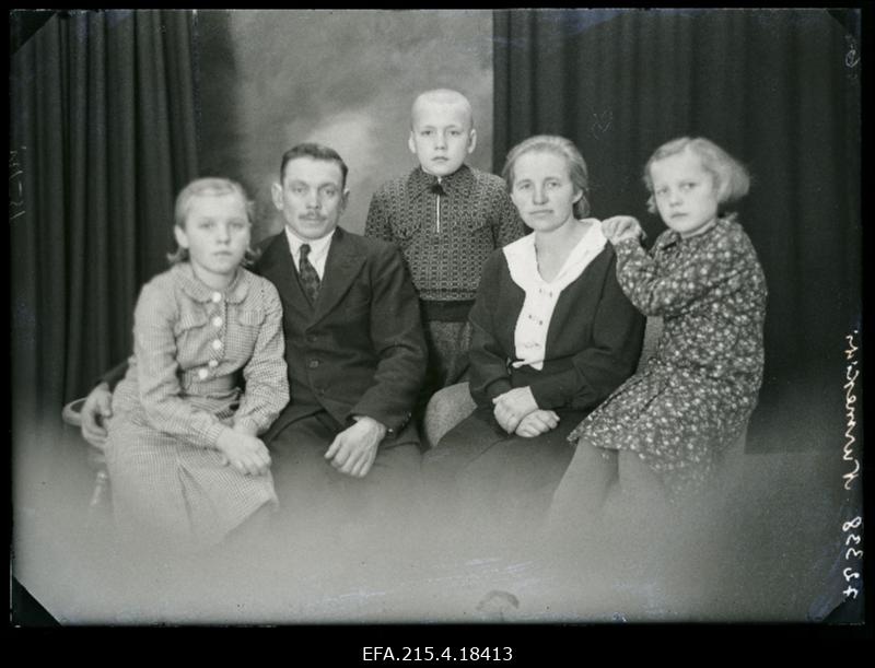 Perekond Nurmekivi Paistust.