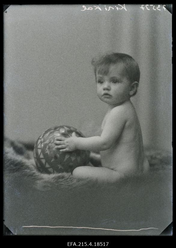 Väike laps palliga, (foto tellija Kirikal).