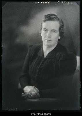 Pauline Volter (Voltri).  similar photo