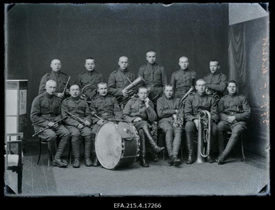 Sõjaväeorkester, esireas keskel Hans Missik.  similar photo