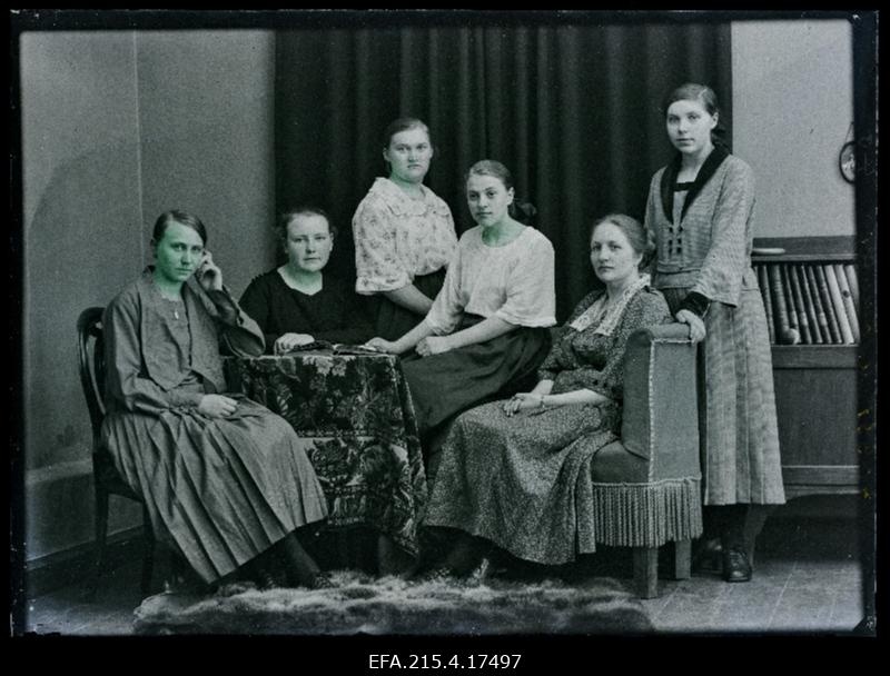 Grupp naisi, (foto tellija Meomutli).