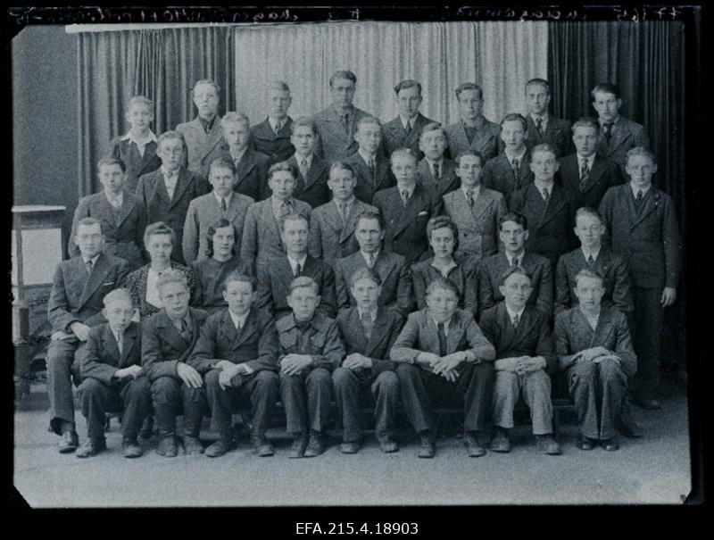 Viljandi Maagümnaasiumi II a klass, (foto tellija Mager).
