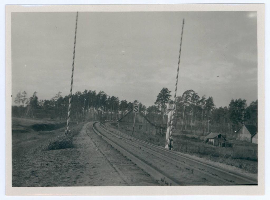 Eesti- Läti piir raudteel Valkas Luke surnuaia juures