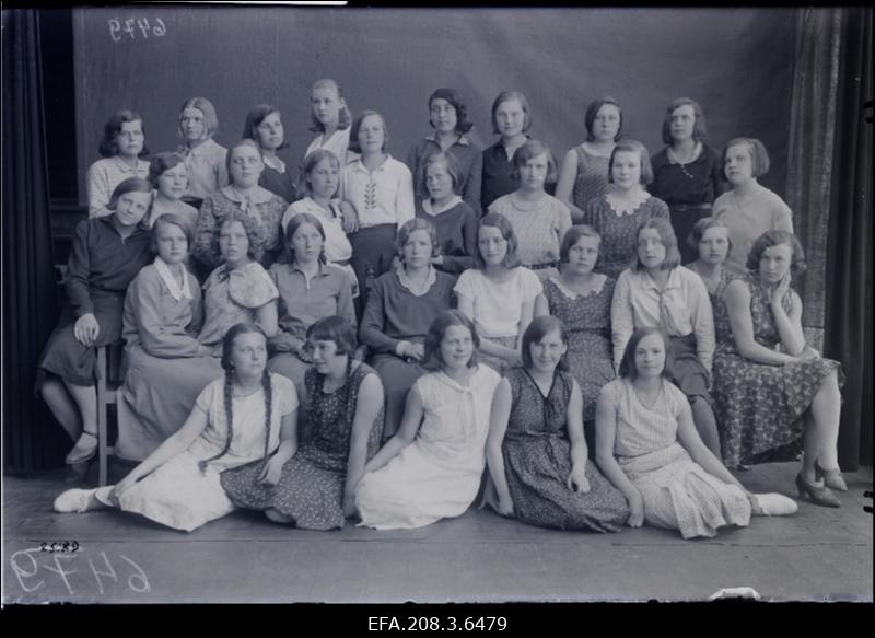 Grupp Paide Ühisgümnaasiumi II b klassi õpilasi koos õpetaja Puskariga.