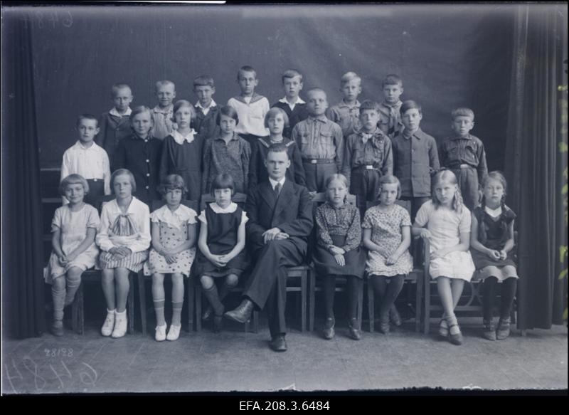 Grupp Paide Algkooli II b klassi õpilasi koos õpetaja Pätsiga.