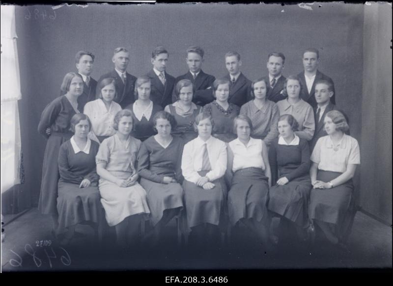 Grupp Paide Ühisgümnaasiumi IV klassi õpilasi koos õpetaja Puskariga.