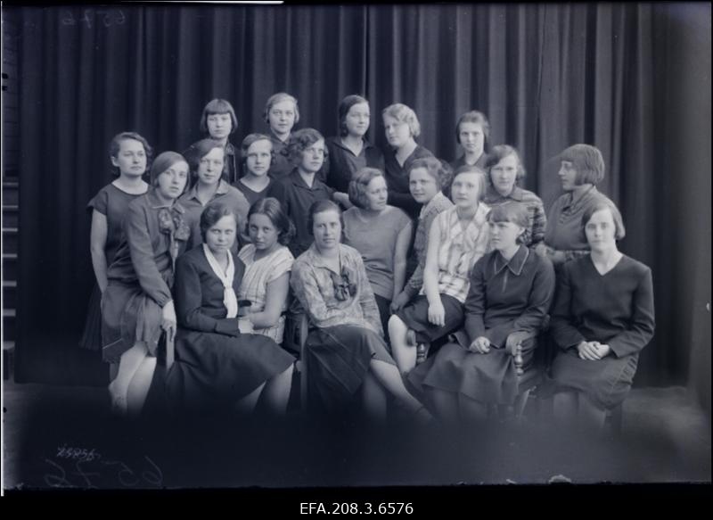 Grupp Paide Ühisgümnaasiumi III b klassi õpilasi.