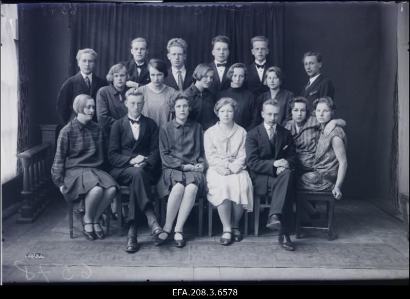 Paide Ühisgümnaasiumi IVa klass 1927/28. Vasakult: 1. reas Vera Kukk, Arnold King, Linda Pruuden, õpetaja Olga Puskar, Artur Tollberg, Ina Hermann [Herman], Agnes Kärner; 2. reas Magda Ventsel, Leida Kass, Leida Bollverk, Ellen Saks, Hilda Lemberg, Elmar Krass; 3. reas Rudolf Zimmermann, Jaan Hiob, Paul Vihalem, Artur Takk, Eugen Künnapuu.