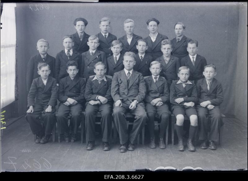 Grupp Paide Keskkooli II klassi poisse õpetaja Lomnitsiga.