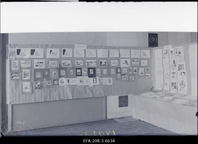 Õpilaste joonistusi koolide näitusel.