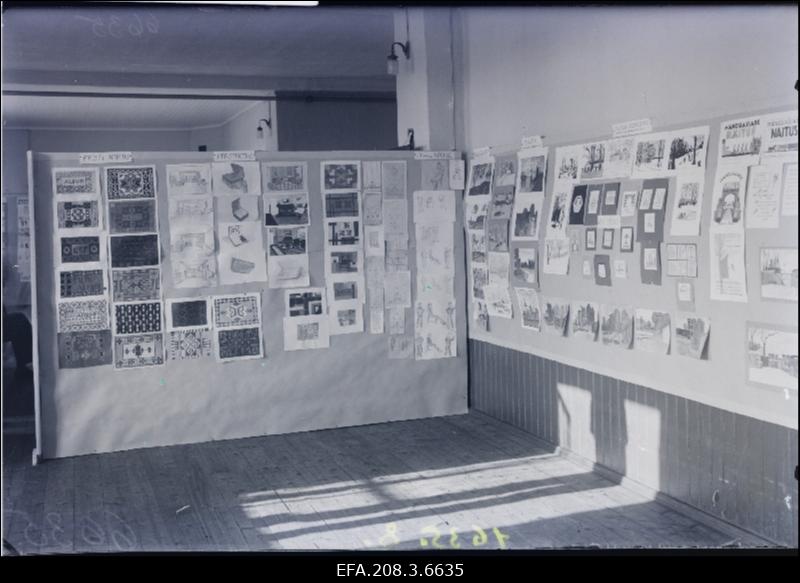 Eksponaate Paide Algkooli näitusel.