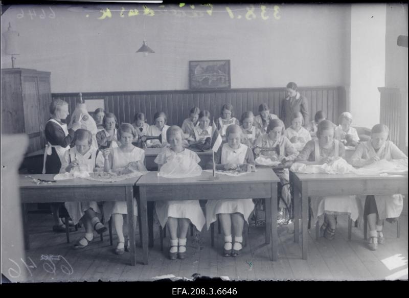 Õmblemise tund Paide Täienduskoolis.