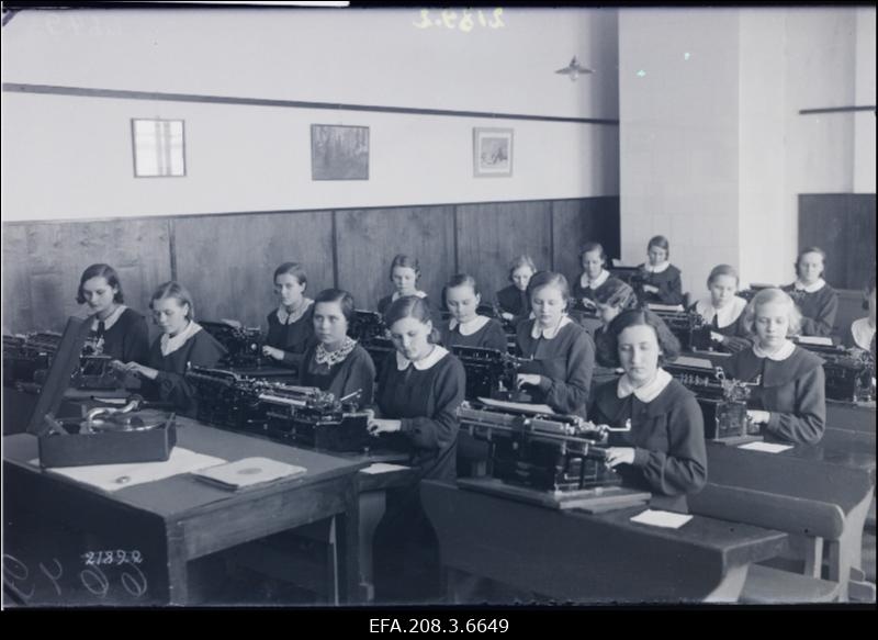 Paide Kaubanduskooli õpilased kiirkirja tunnis.