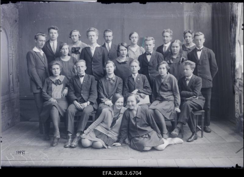 Paide Ühisgümnaasiumi IIIa klass 1926/27. Allkirjad. Vasakult: 2. reas Linda Pruuden, Eugen Künnapuu, õpetaja Olga Puskar, x, x, x; 3. reas Elmar Krass, x, Paul Vihalem, x, Jaan Hiob, x, Arnold King; 4. reas Artur Takk, Magda Ventsel, Artur Tollberg, x, Rudolf Zimmermann, Agnes Kärner.