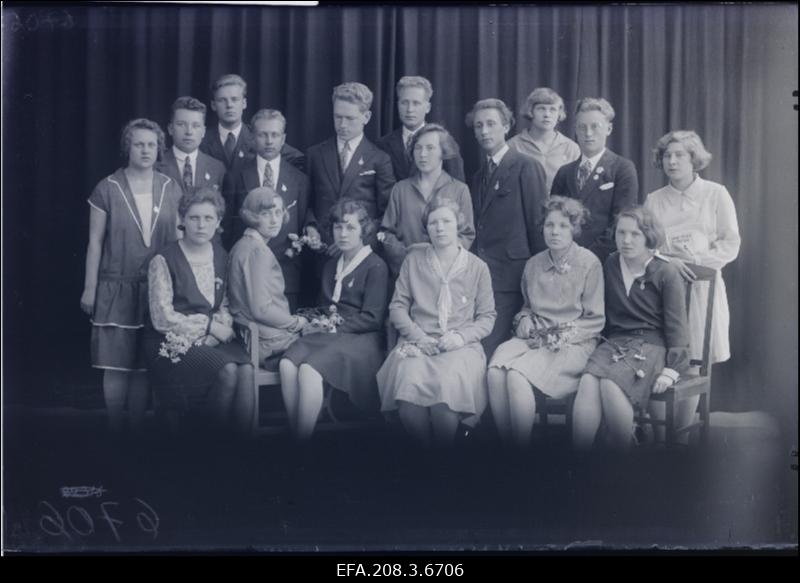Paide Ühisgümnaasiumi Va klass 1928/29. Vasakult: 1. reas Linda Pruuden, Vera Kukk, Ina Hermann, õpetaja Olga Puskar, Agnes Kärner, Leida Bollverk; 2. ja 3. reas (vaheldumisi) Leida Nigols, Artur Takk, Jaan Hiob, Artur Tollberg, Paul Vihalem, Rudolf Zimmermann, Ellen Saks, Elmar Krass, Magda Ventsel, Arnold King, Hilda Lemberg. Puuduvad Leida Kass, Eugen Künnapuu.