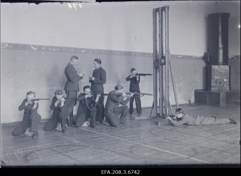 Grupp Paide Kaubanduskooli õpilasi sõjalise õpetuse tunnis.