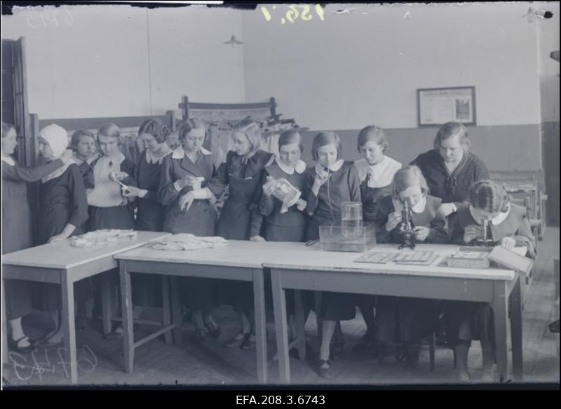 Grupp Paide Kaubanduskooli õpilasi loodusloo tunnis.